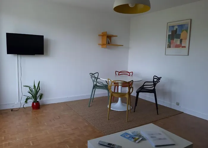 Appartement Lumineux Idealement Situe A Proximite De Musees Equipements Sportifs Salle De Spectacle Commerces